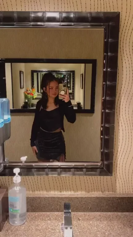 🫦 Bathroom Tease: Petite Slut Flashes Her Juicy Ass in Public Mirror Hehe 🔥