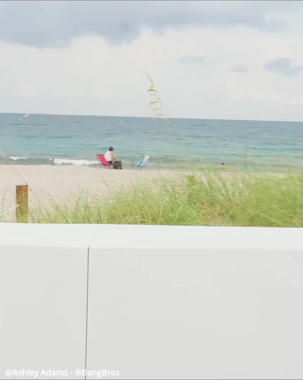 Horny Slut Squirts Wild in Public Beach Show 💦🏖️