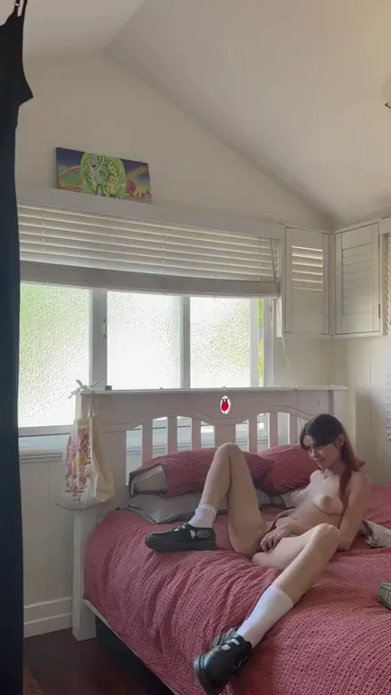 19yo Amateur Slut Rubs Her Juicy Clit on Cam