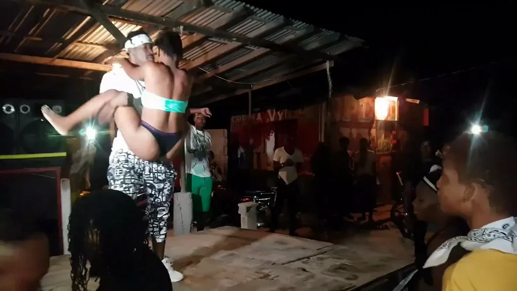Jamaican Ebony Babe Shocked by Wild Party Lift 😈🍑