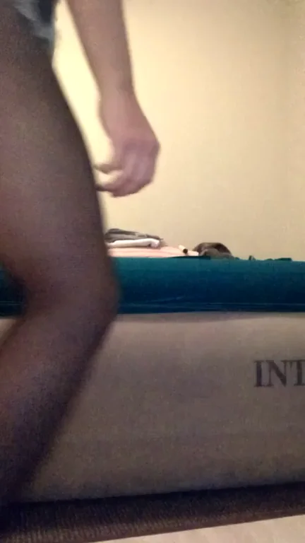 Thick ass trans femboy twerking ?