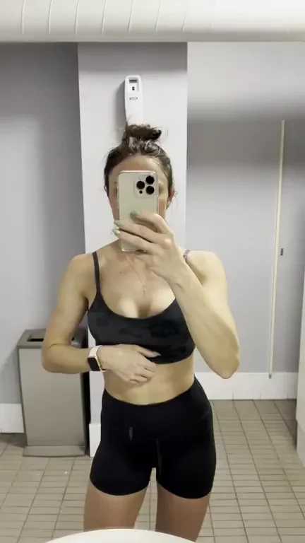 💦 Sweaty Gym Slut Flashing Tits in Public Bathroom 🥵
