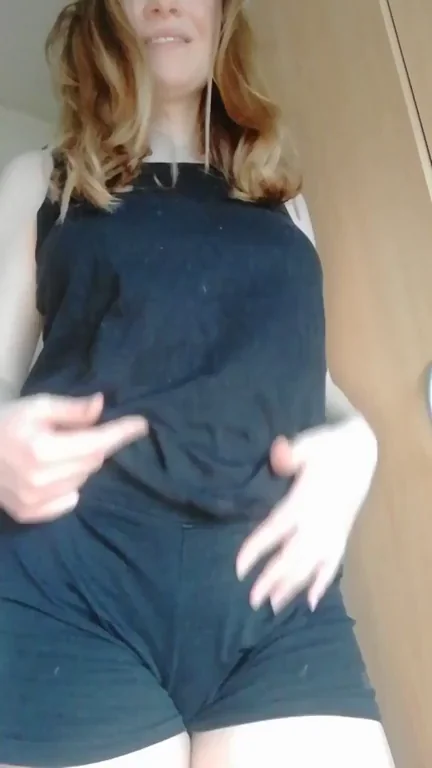 Let's ignore the fact that this is my most unflattering angle and let's enjoy this drop ?
