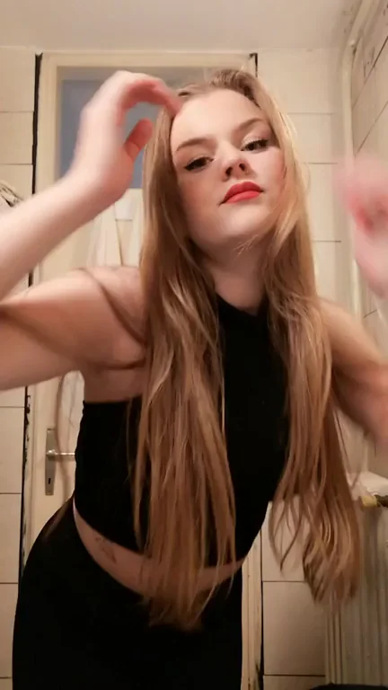 Chubby Amateur Tease Wants Your Cock Rock Hard for Xmas 🎄🍆