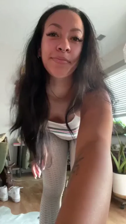 Good Lord! Thick Ebony Booty Queen Squatting in Tight Leggings 🍑🔥