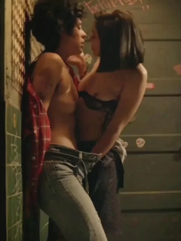 Roberta Colindrez & Mishel Prada in "Vida" (S02E10)
