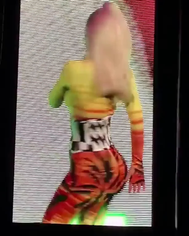 Iggy Azalea needs that big booty plowed on stage