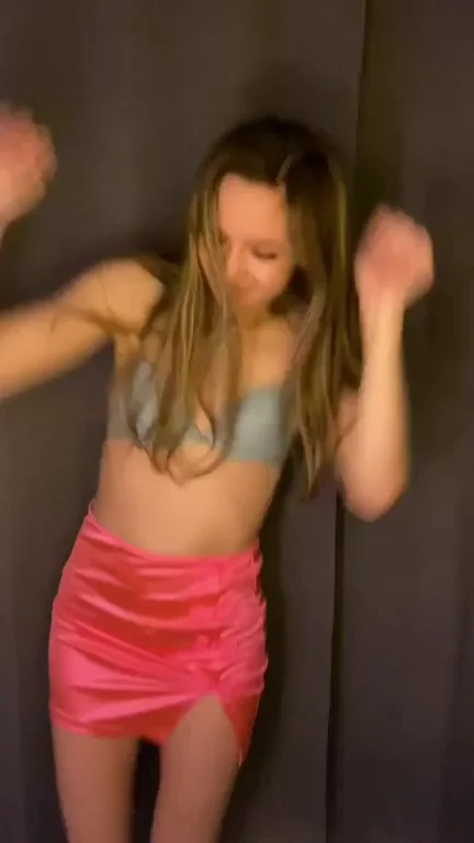 Petite Slut Shakes Her Tiny Ass in Pink Mini Skirt 💃🔥🍑