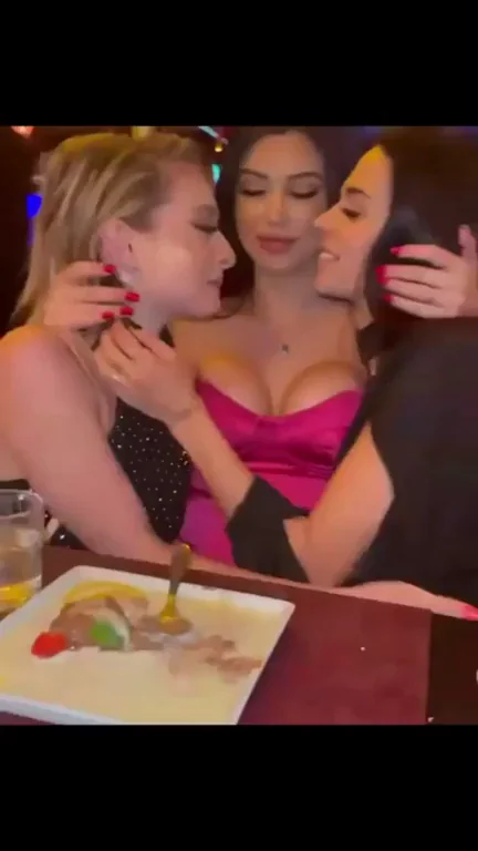 Three Slutty Babes Kissing Wild 😘👩‍❤️‍💋‍👩🔥
