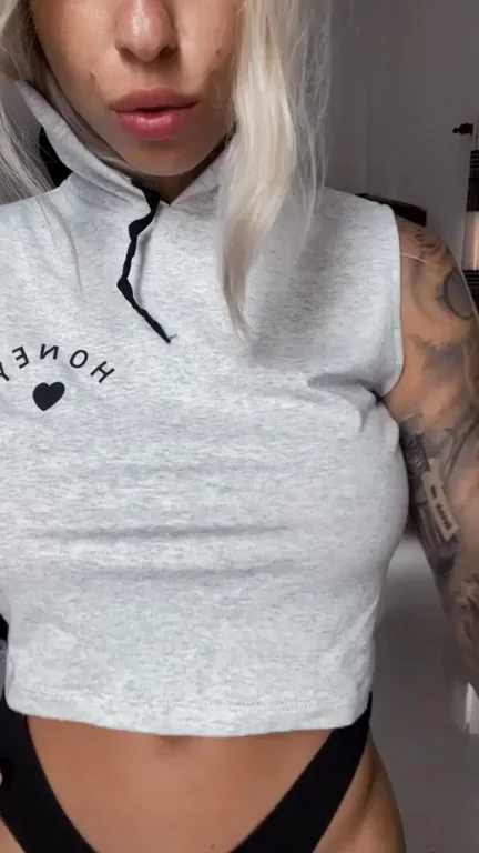 Petite Blonde Bombshell Teases with Big Tits Flash 💋🔥