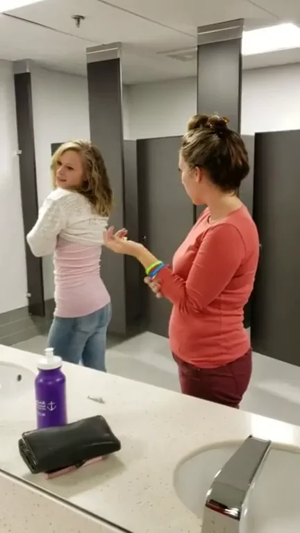 [r/Suckingboobs] Lesbian drink breastmilk