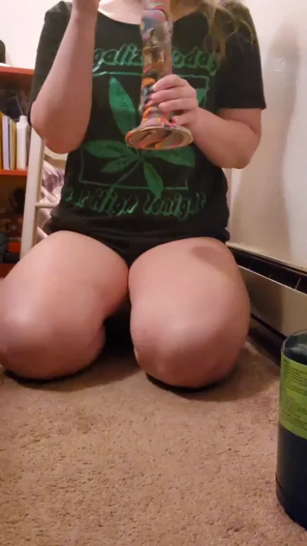 Stoner Slut's Teasing Kneel & Naughty Lil Dance 🍃🔥 (f)
