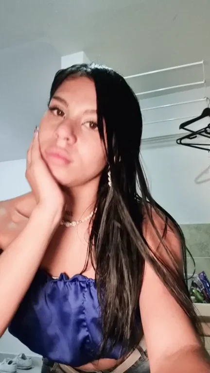 Begging for Love: Sexy Top Peel-Off 😘🔥
