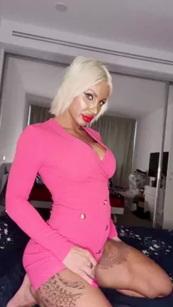 Thick-Thighed Bombshell Begs: 'Stuff Your Face in My Juicy Pussy'
