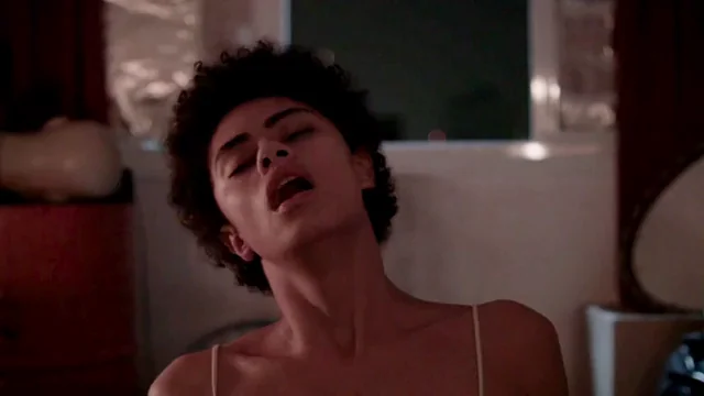 Ana Flavia Cavalcanti rides face in "Death of J.P. Cuenca" (2015)