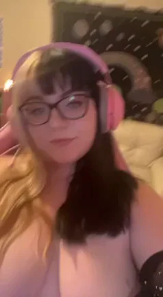 Can I be your big tiddy gamer gf? :3