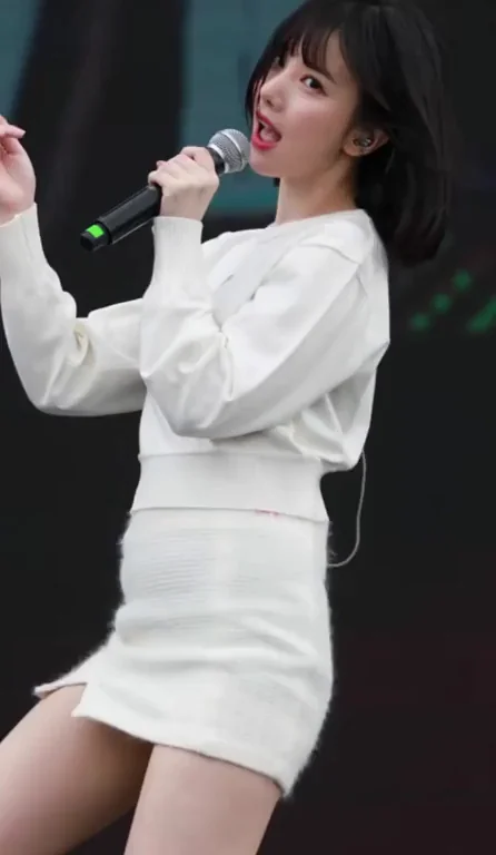 Eunha from VIVIZ Teasing in Tiny White Skirt 😍🔥