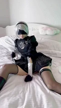 2B Nier Automata Cosplay Slut Spreads Pussy on Bed 😈🔥