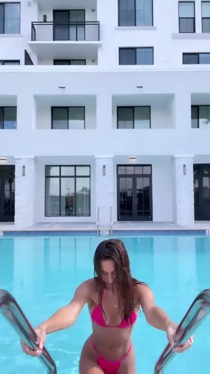 Fit and well toned tummy [gif]