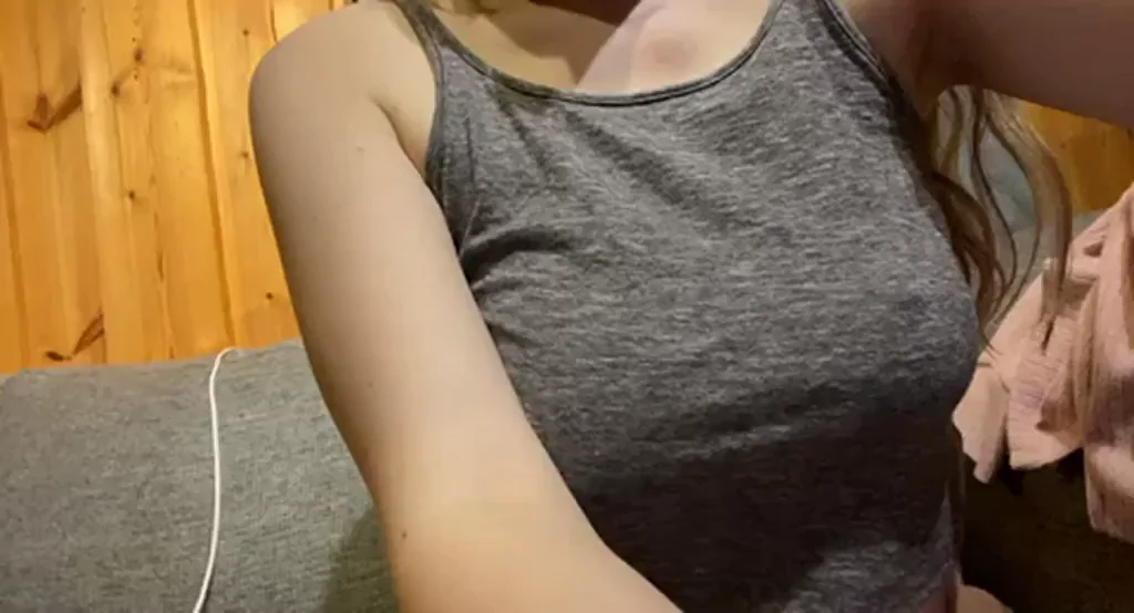 🫦 Super Sexy Teen Flashing Her Juicy Tits to Random Dudes 😈