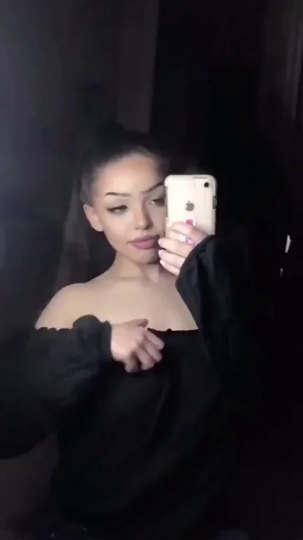 Sneaky One Tit Flash Tease 😈🍒