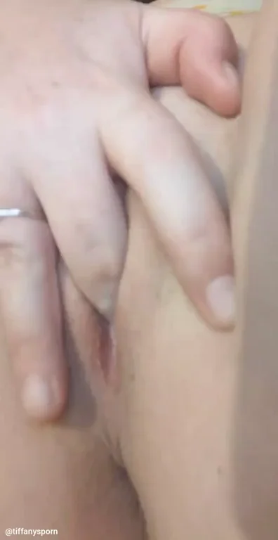 Cumming from fingering is so simple but so good