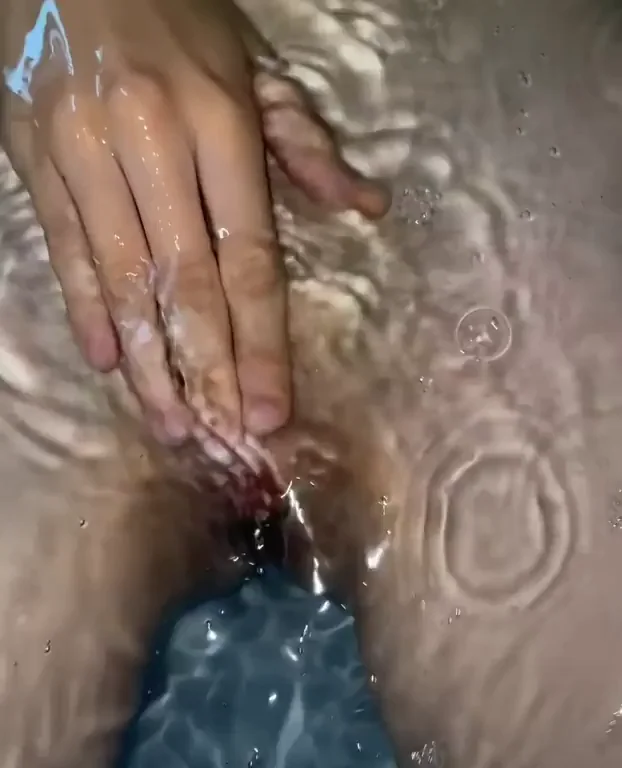 Nothing better on a rainy day than a bath and some fingers 😁‹