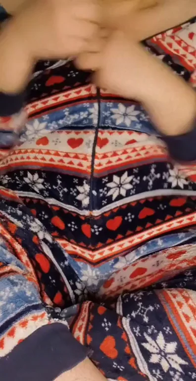 Curvy Santa Slut Unzips Her Festive Onesie 😈🎄🍒