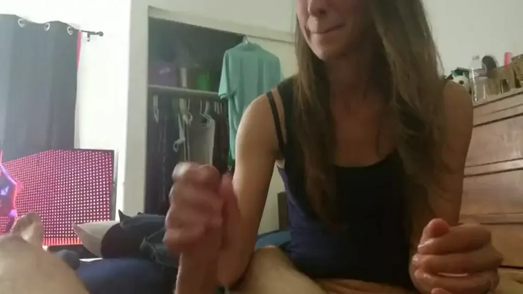 Hot Babe Makes Dude Explode Cum 💦🔥