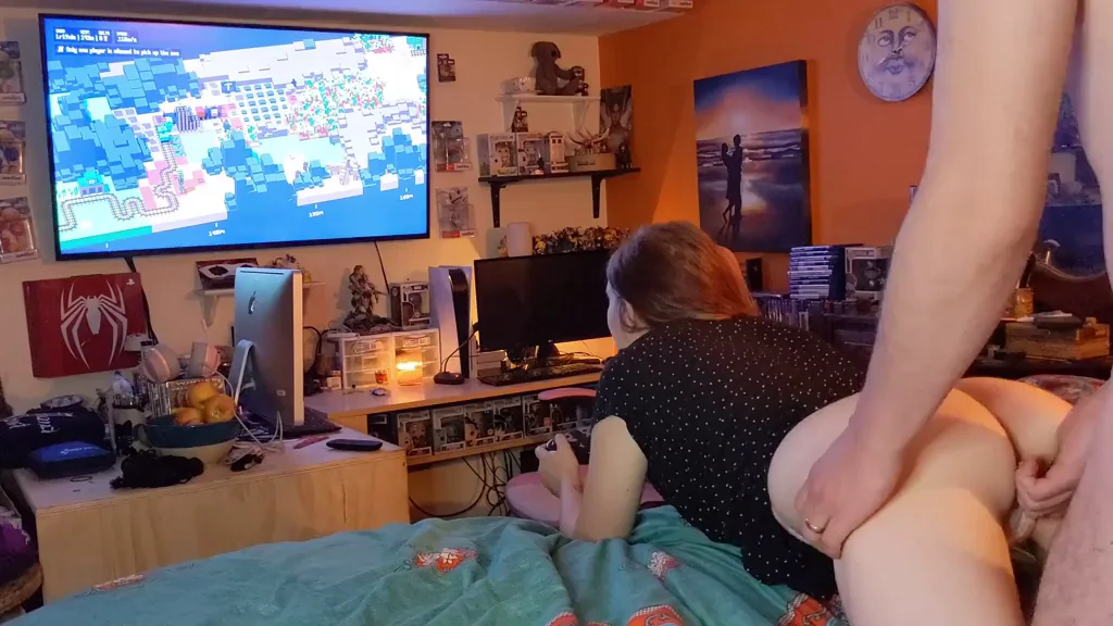 Gamer Girl Ignores Dude's Hard Cock While Grinding Games 🎮🍑😏