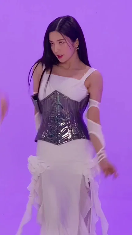 Kwon Eunbi's Sexy Corset Dance Tease 🔥💃