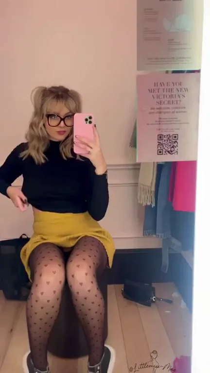 Getting distracted while Christmas shopping the best kind of way ðŸ› [GIF]