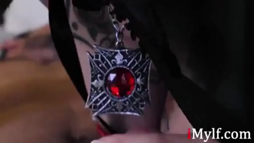 Vampire MILF Anna Bell Peaks Drains Thick Cock Cum in Cosplay Suckfest