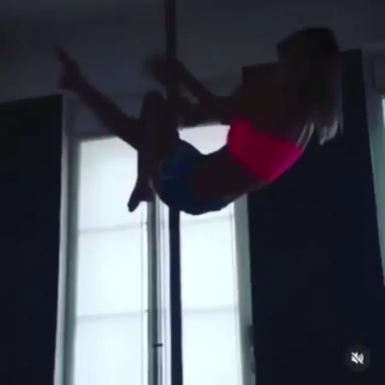 Pole Acrobatics Make My Pussy Drip! � Pilates Slut 💦🔥