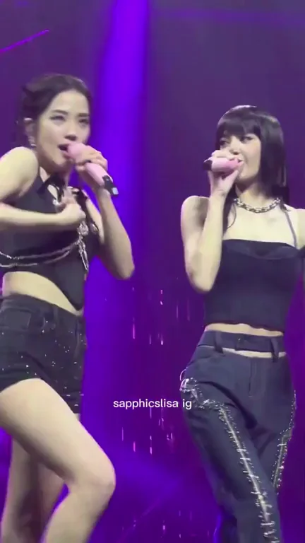 Blackpink - Lisa, Jisoo