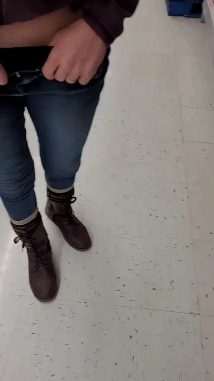 Naughty Babe Flashes Pussy in Store 😈👅
