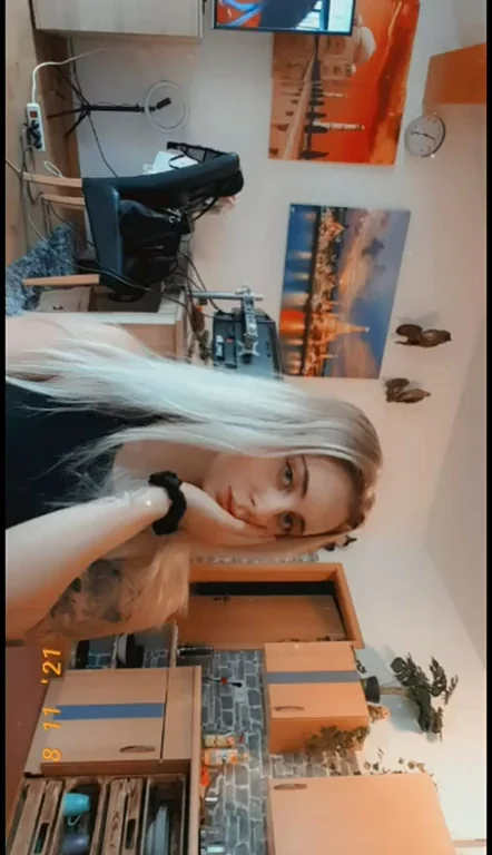 No Thong Tease? 😈🍑 Thick Ass Cam Slut Reveals All