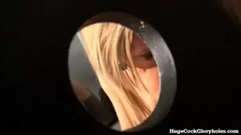 Mature blonde looking hot in this gloryhole