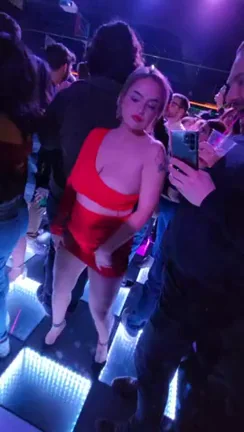 flashing my big naturals in a packed club turns me on😁âœ¨