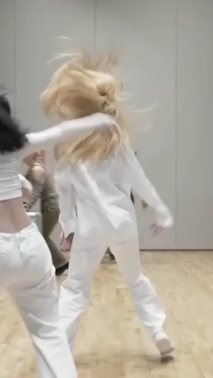 Yunjin LE SSERAFIM Blonde Bombshell Dance Tease 🔥💦