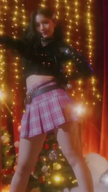 🔥 STAYC Isa's Slutty Plaid Skirt Tease & Sexy Dance Vibes 💃🍑