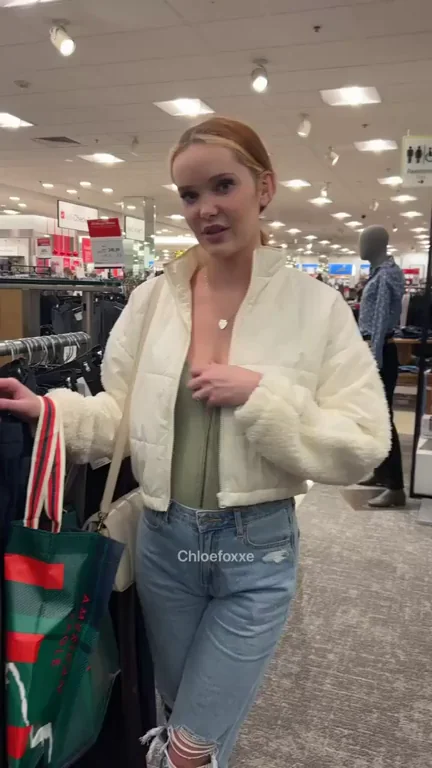 Flashing in a mall during holiday season is so risky| but I love the thrill ;)