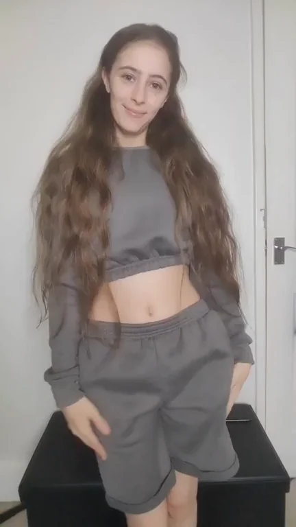 Petite Tease Promises the Hottest Reveal 😏💦
