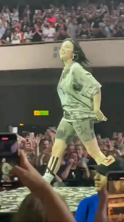 Billie Eilish's Juicy Booty Shaking on Stage 🍑🔥