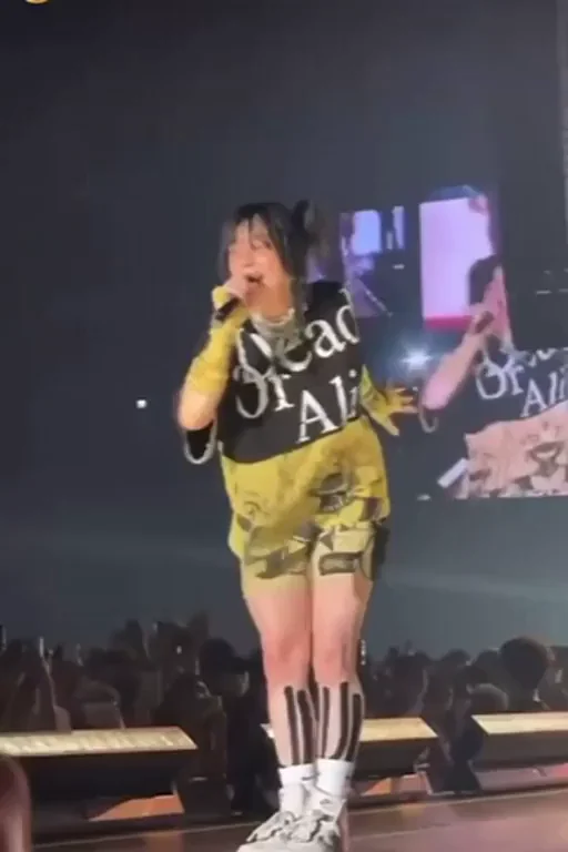 Billie Eilish Thick Thighs Dancing On Stage 🔥🍑