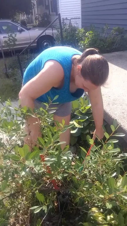 🔥 45yo MILF Wife Trims Her Bush Outdoors 😈🍑