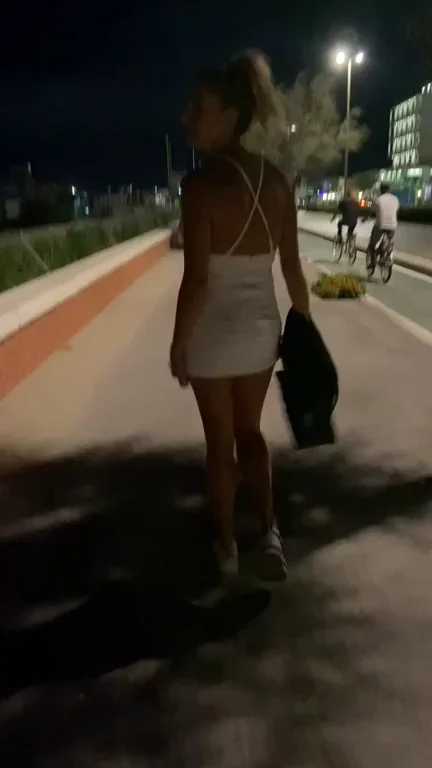 Public Ass Flash by Naughty MILF Slut 😈🍑