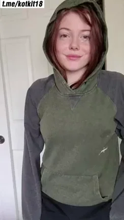 Cute redhead with vanishing clothes anyone??ðŸ”¥ðŸ”¥