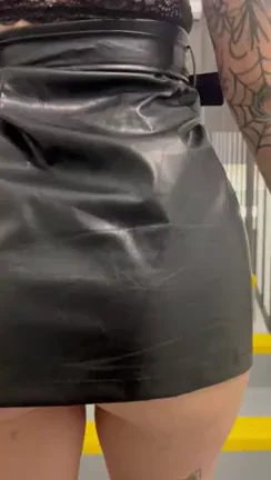 you're behind this goth slut| wyd?