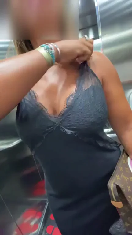 42yo tits in the elevator 😁‹